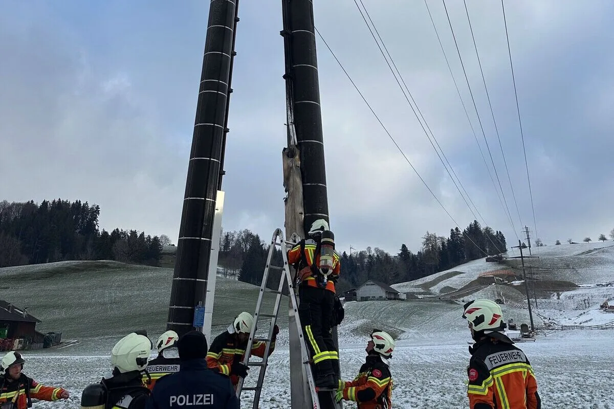 Niederteufen AR – Brandausbruch an einem Hochspannungsmast