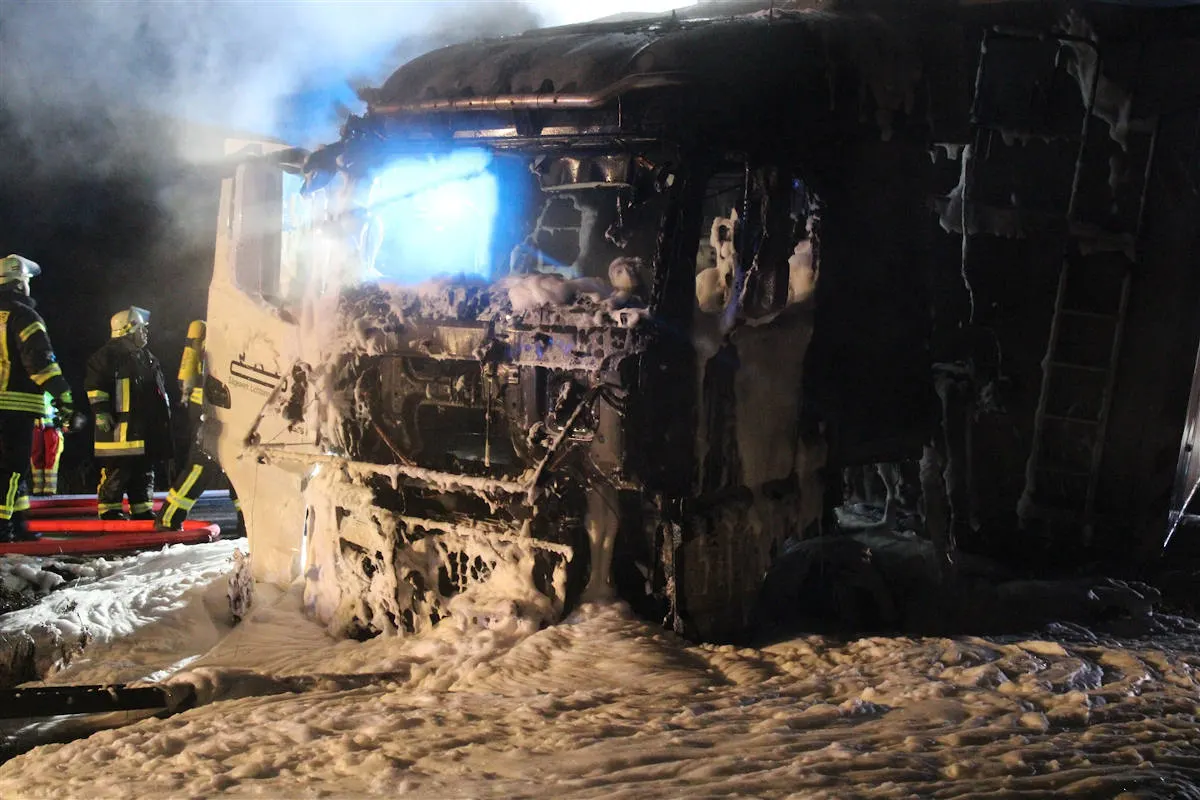 B482 Petershagen – Lkw-Führerhaus geht in Flammen auf