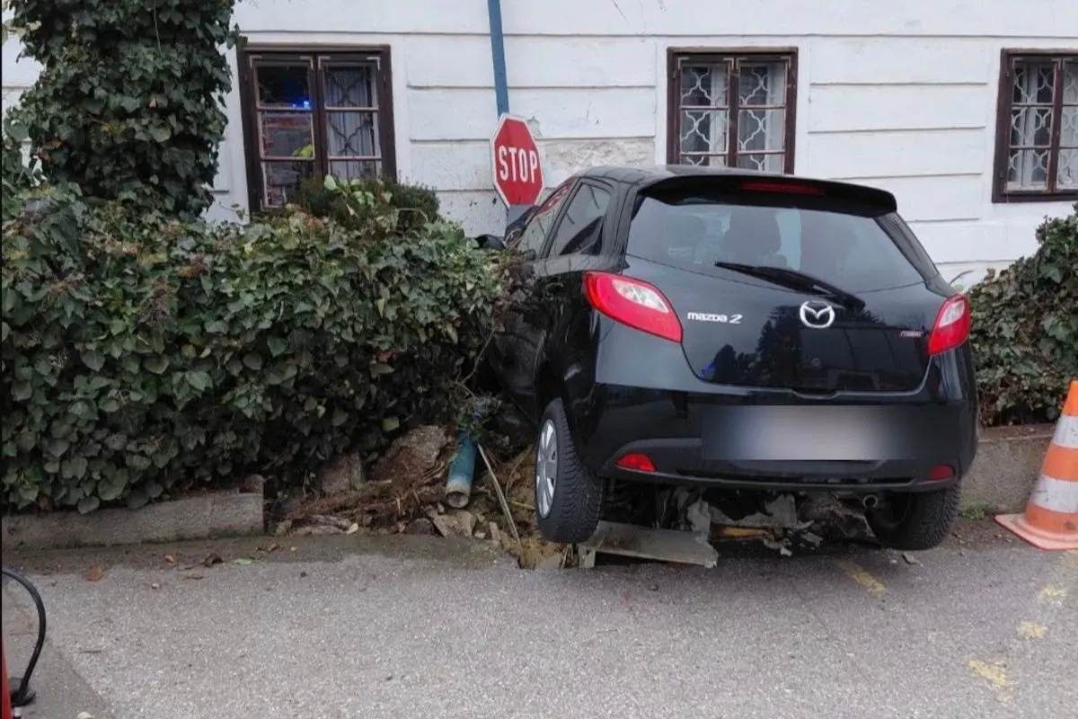 Unfall in Traismauer – Pkw kracht gegen Stromkasten