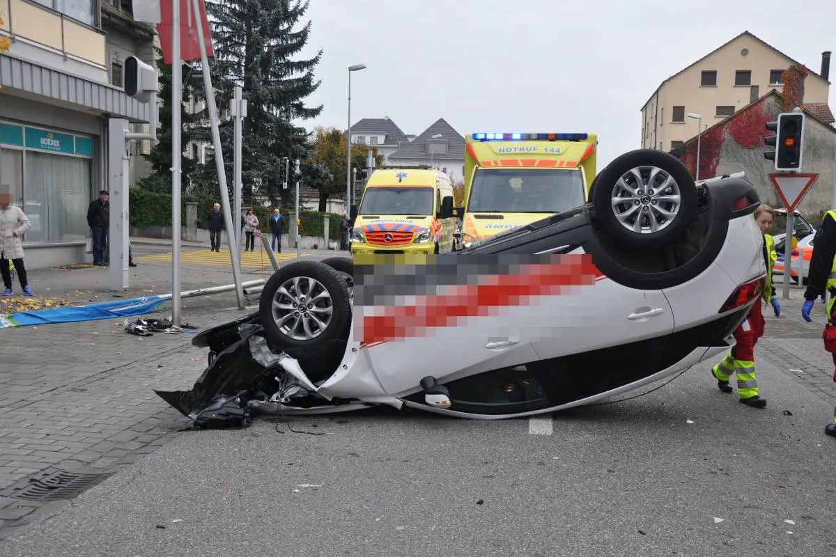 Unfall Grenchen SO - Automobilistin prallt in Lichtsignalanlage