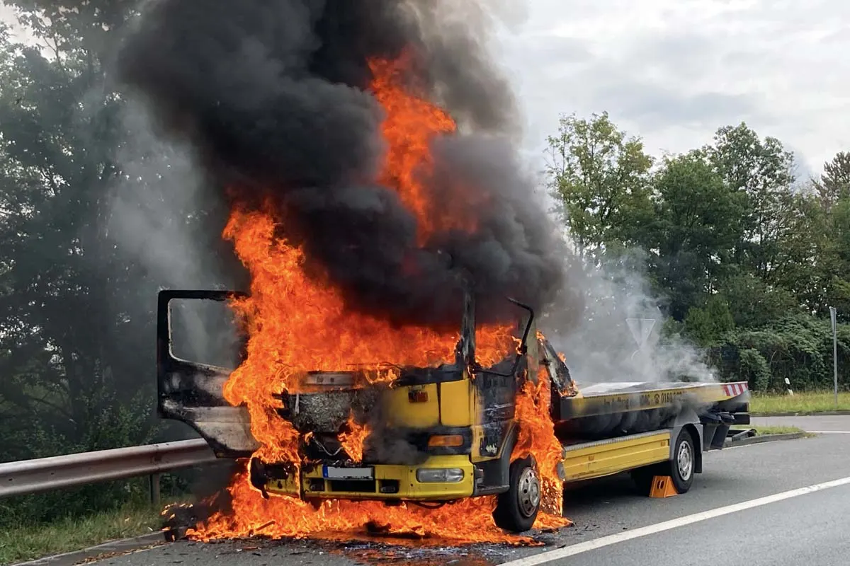 B54 Olpe - Abschleppwagen in Flammen aufgegangen