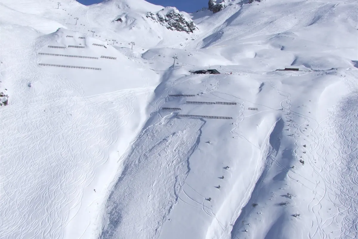 Parpan GR – Snowboarder stirbt bei Lawinenunfall 