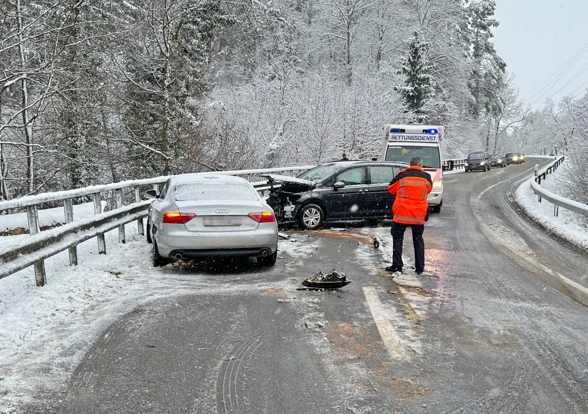 Steckborn TG – Auf Gegenfahrbahn geraten und heftige Kollision verursacht – Beifahrerin schwer verletzt