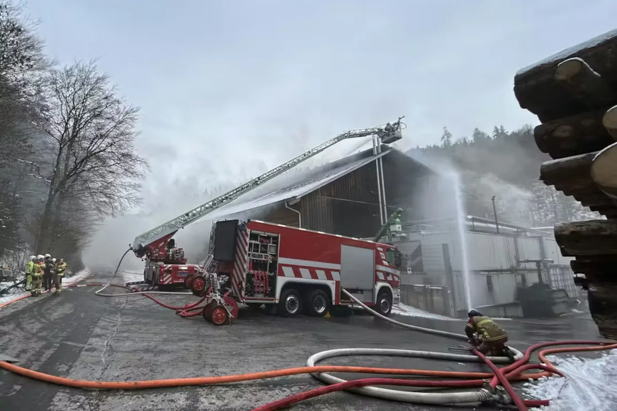 Gasel BE – Brand in Holzschnitzelhalle