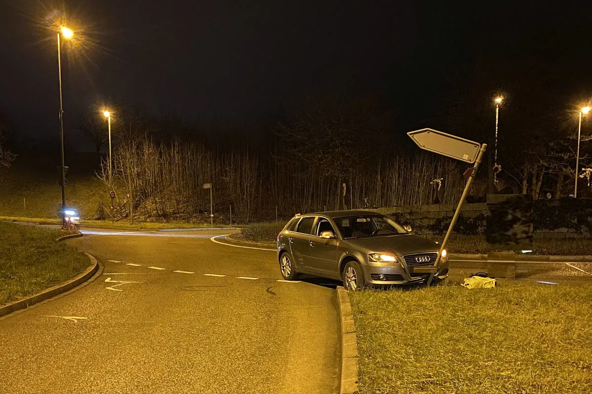 Bottmingen BL – Kontrolle verloren und in Schild gekracht