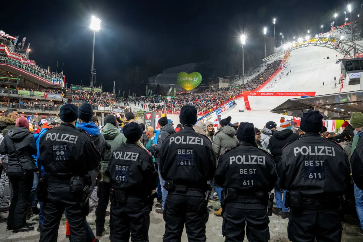 Schladming – Tausende Fans feiern friedlich beim Weltcup-Nachtslalom