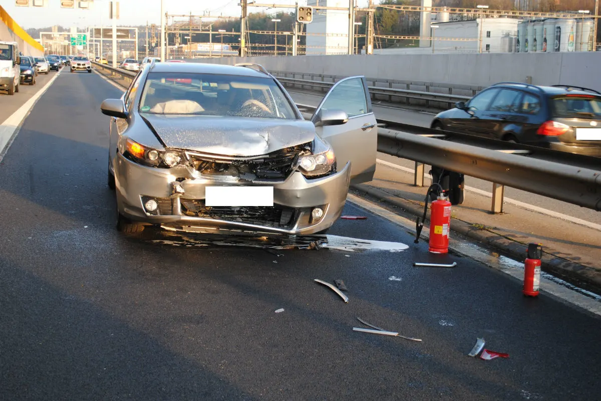 Schaffhausen A4 -  Auffahrkollision zwischen zwei Personenwagen