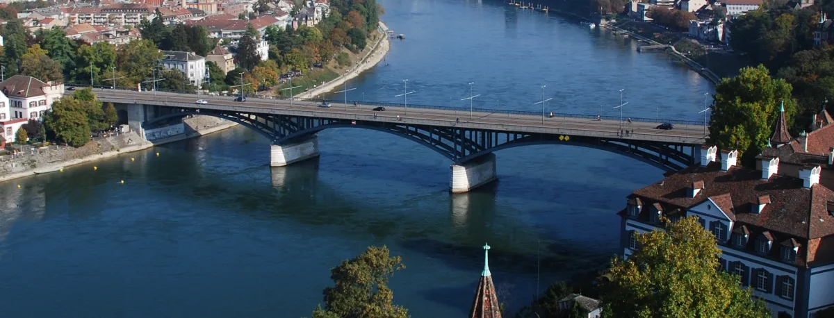 Basel Stadt - Frau von der Wettsteinbrücke gestürzt