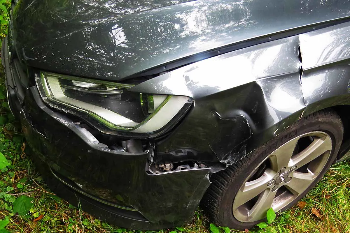 Ranstadt - Polizei beschlagnahmt stark beschädigten Audi - Ermittler vermuten Unfallflucht