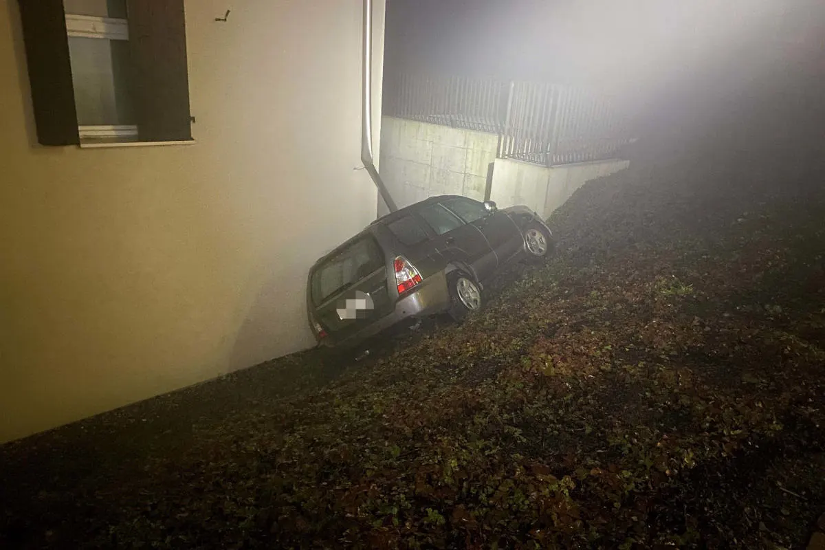 Rottenschwil AG –  Bei Selbstunfall mit Hauswand kollidiert