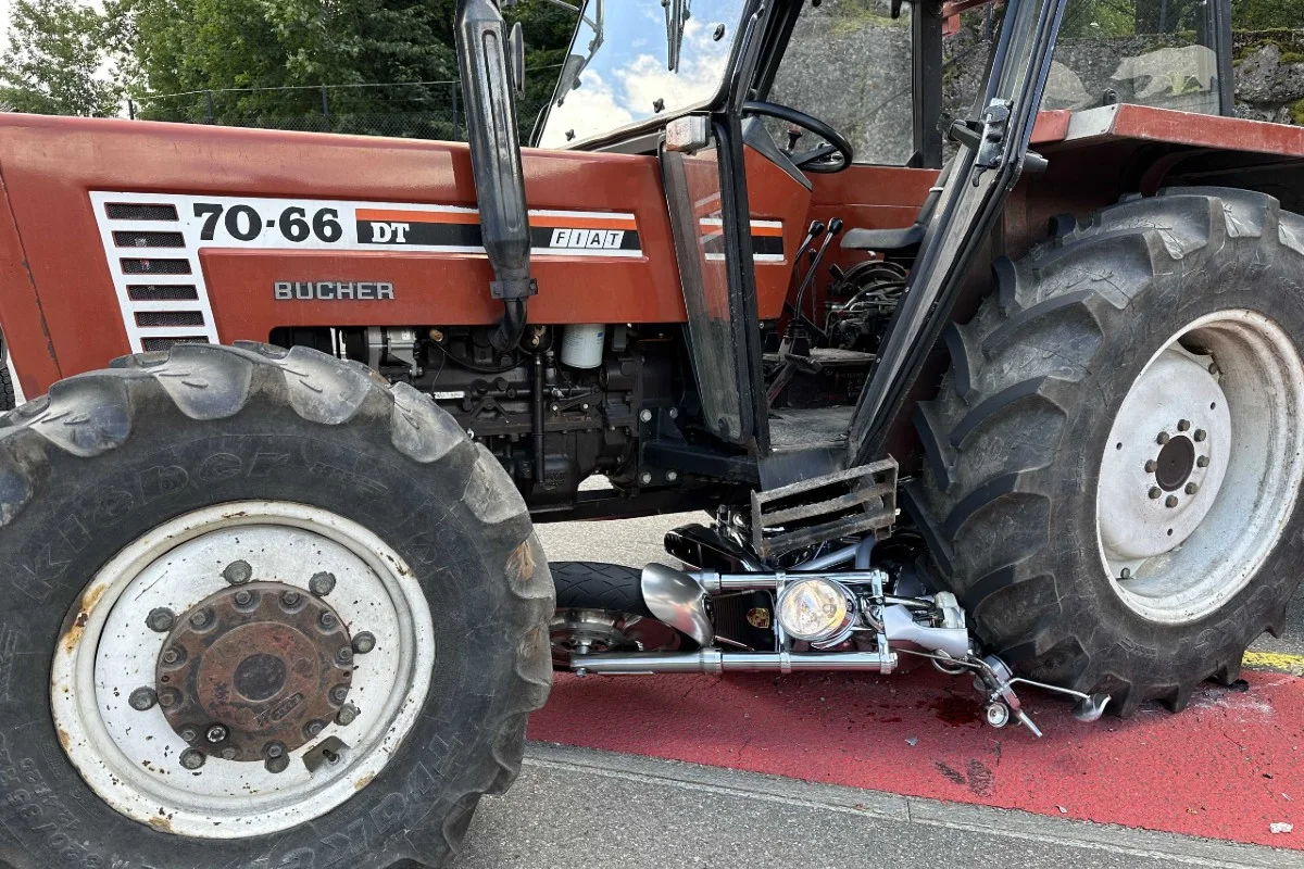 Goldau SZ - Motorradfahrer nach Kollision mit Traktor erheblich verletzt