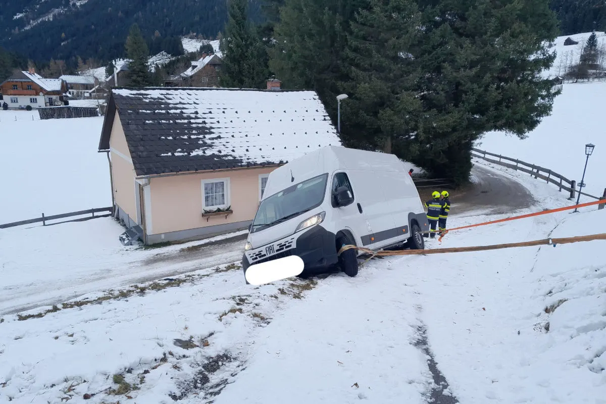 St. Nikolai im Sölktal ST – Lieferwagen rutscht von Fahrbahn