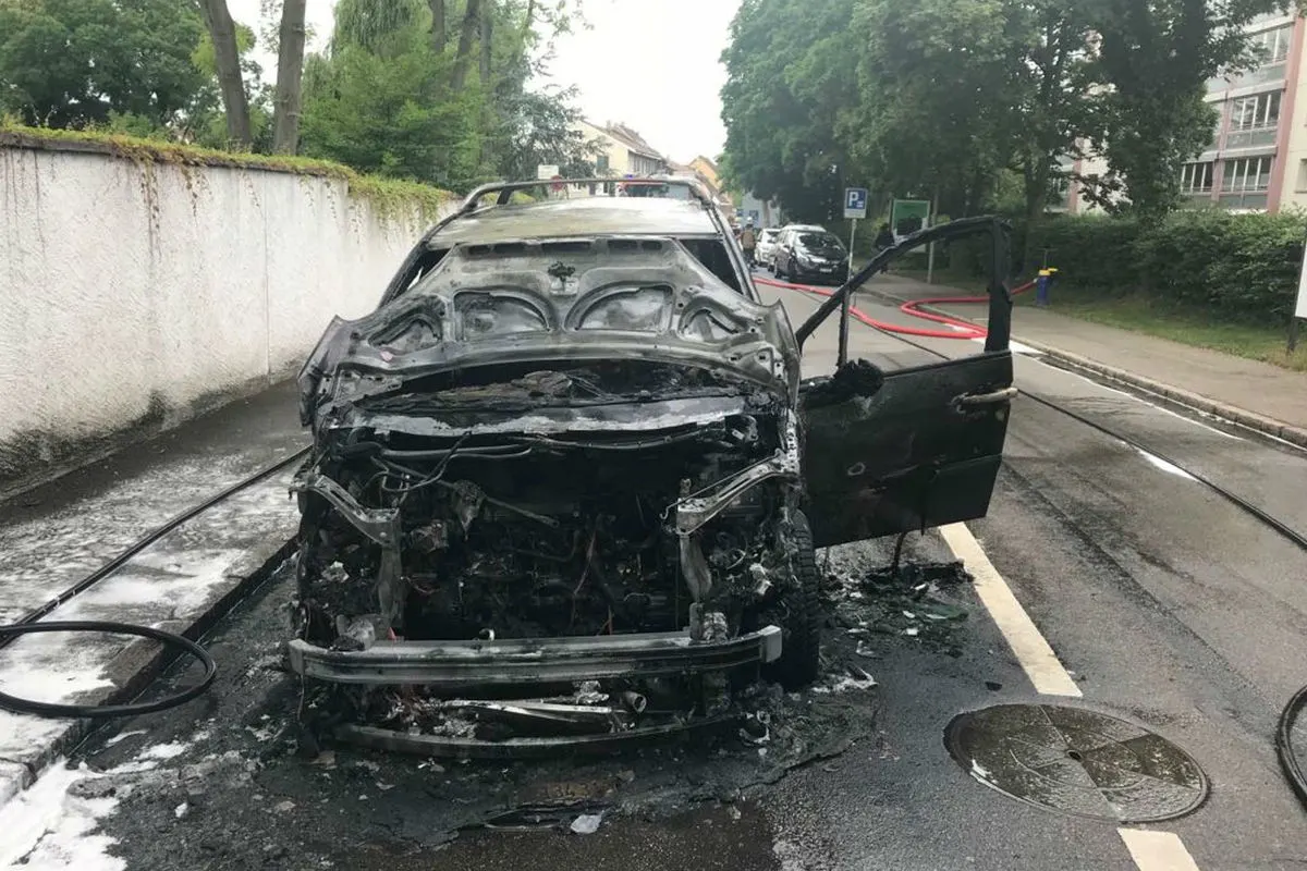 Birsfelden BL - Auto bei Brand komplett zerstört
