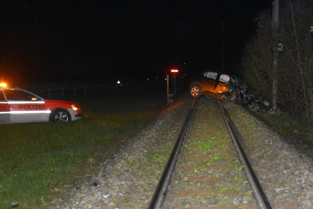 Fahrunfähig in Jenaz GR verunfallt und auf Bahngleis der RhB zum Stillstand gekommen