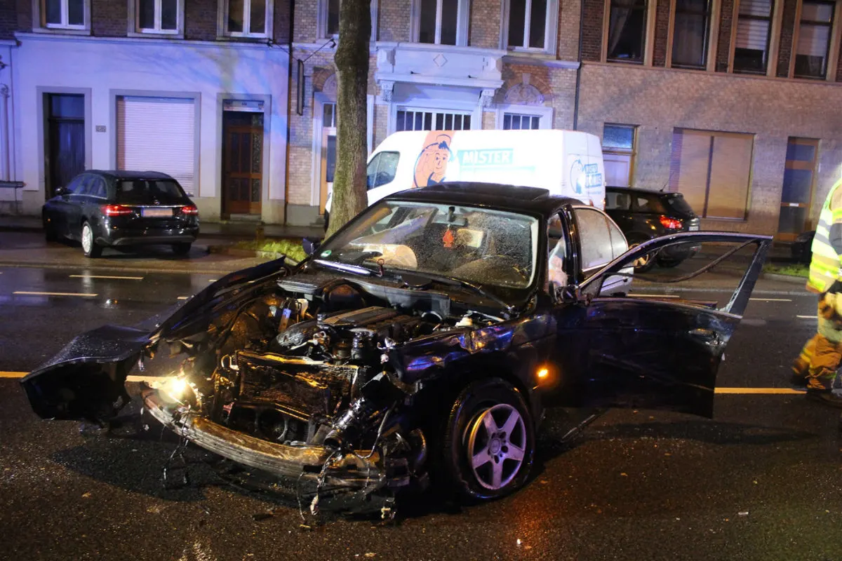 Aachen - Spektakulärer Selbstunfall unter Alkohol- und Drogeneinfluss