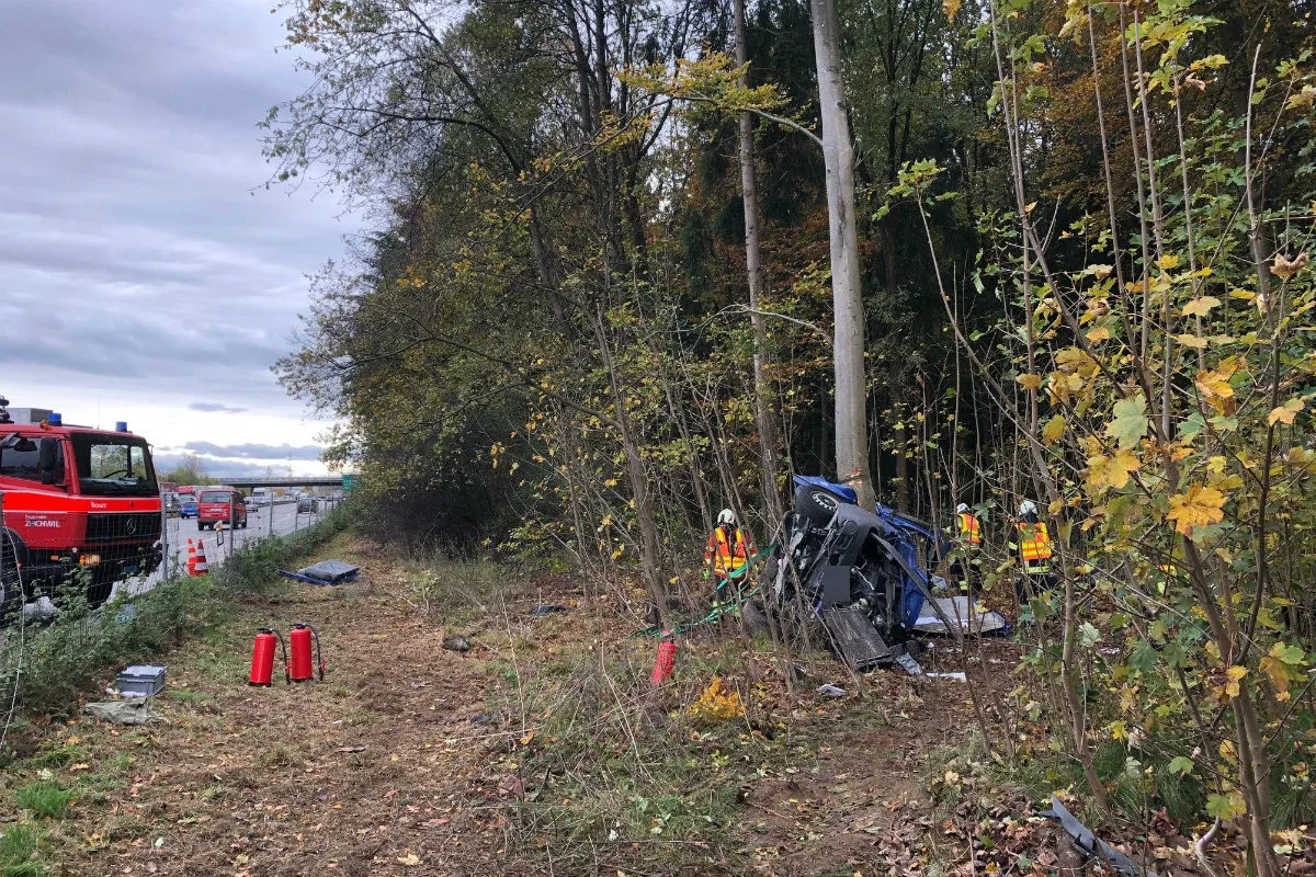 Autobahn A1 bei Deitingen SO - Bei Selbstunfall mit Kleinbus werden vier Personen verletzt 