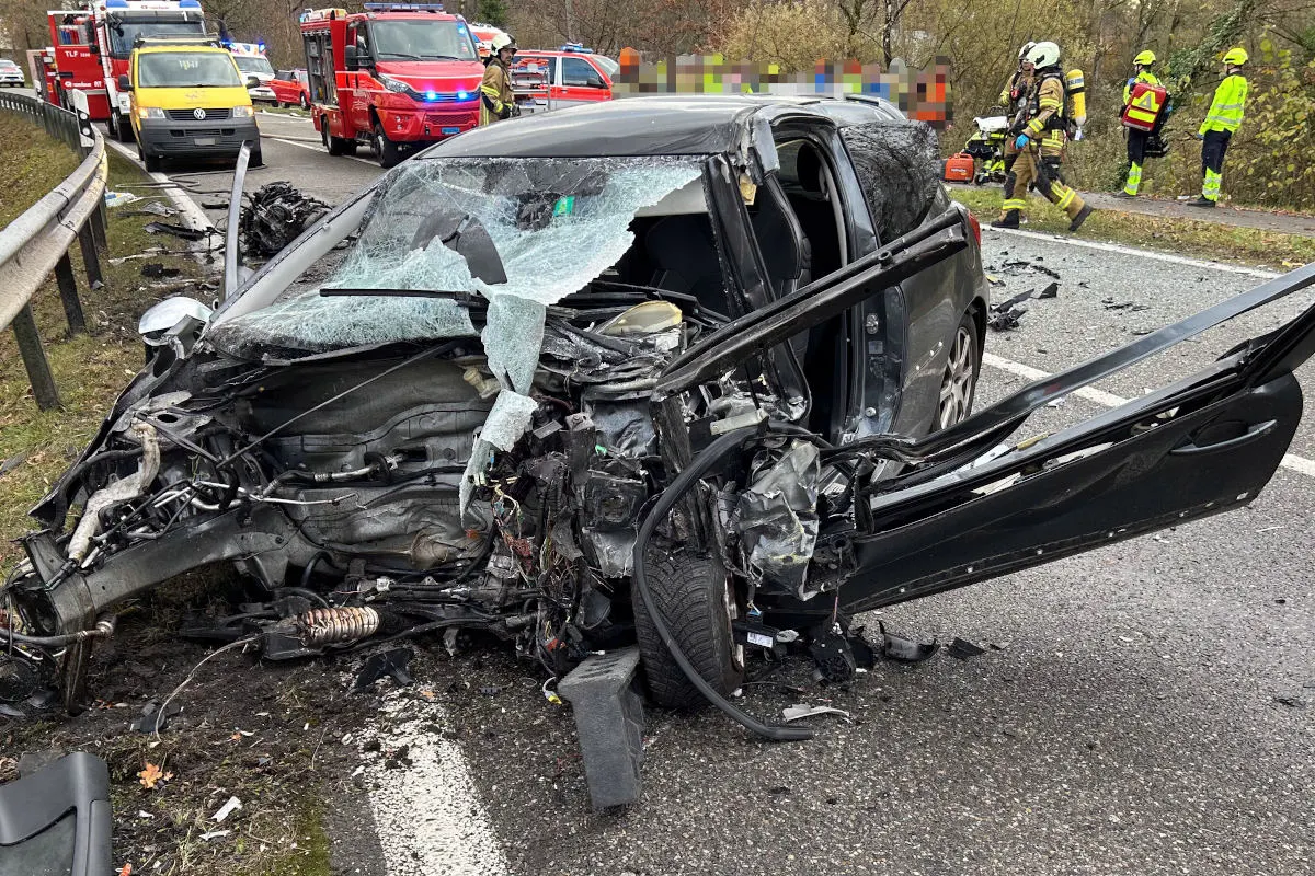 Koblenz AG – Auto kollidiert frontal mit Postauto