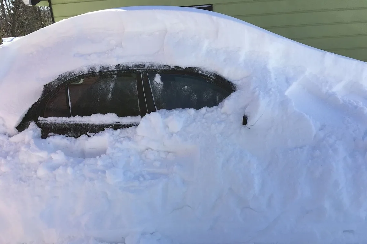 Obwalden - Fahrzeuge richtig von Schnee befreien