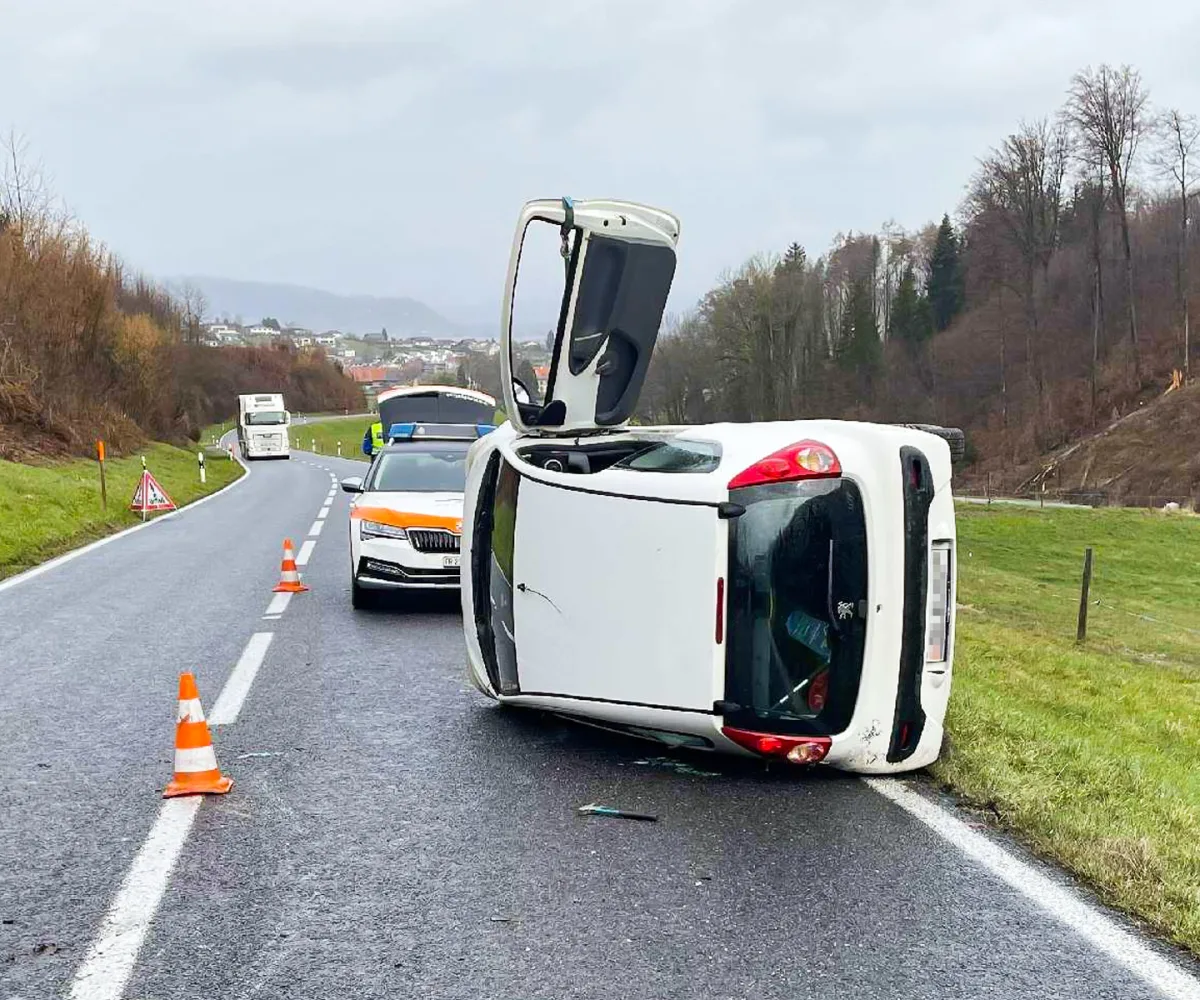 Courgevaux FR: Fahrer und Beifahrerin nach Unfall aus Fahrzeug befreit