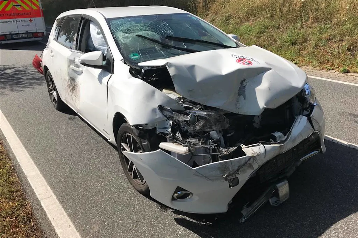 Hillscheid – Nicht gesicherter Pkw rollt auf die L309 und kollidiert hier mit einem weiteren Pkw