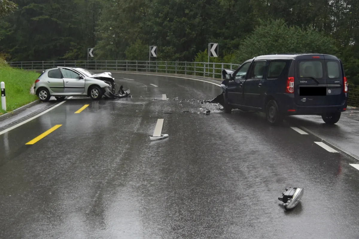 Schachen (Herisau) AR - Frontalkollision zwischen zwei Autos