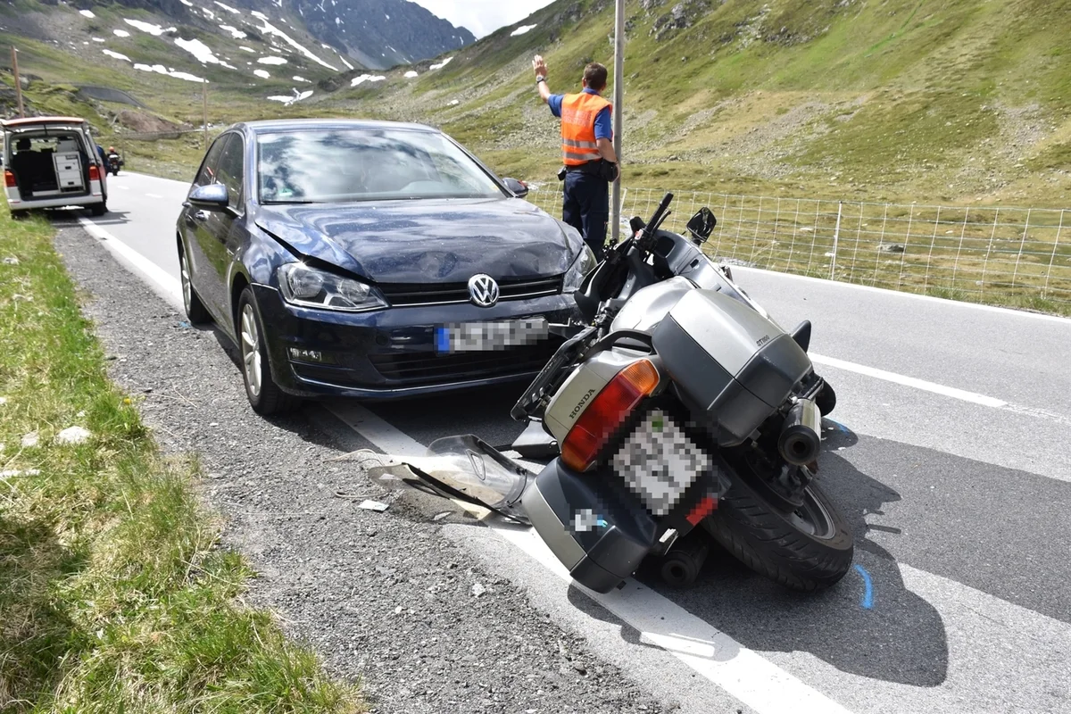 Susch GR - Motorrad mit Personenwagen kollidiert