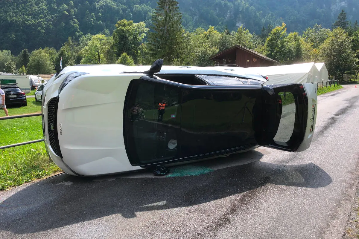 Klöntal GL – Mit Zaun kollidiert und Auto auf die Seite gelegt
