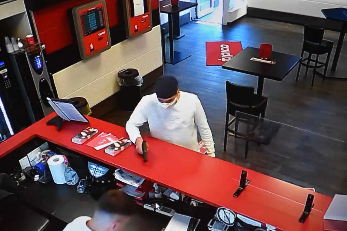 Saarbrücken - Schwerer Raub mit Schusswaffe - Öffentlichkeitsfahndung nach bewaffnetem Täter
