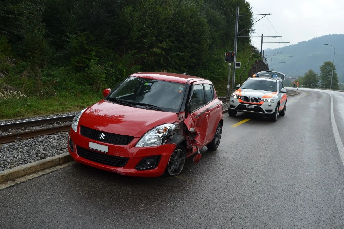 Unfall in Teufen AR - Auto gerät auf die Gegenfahrbahn und kollidiert mit Lastwagen