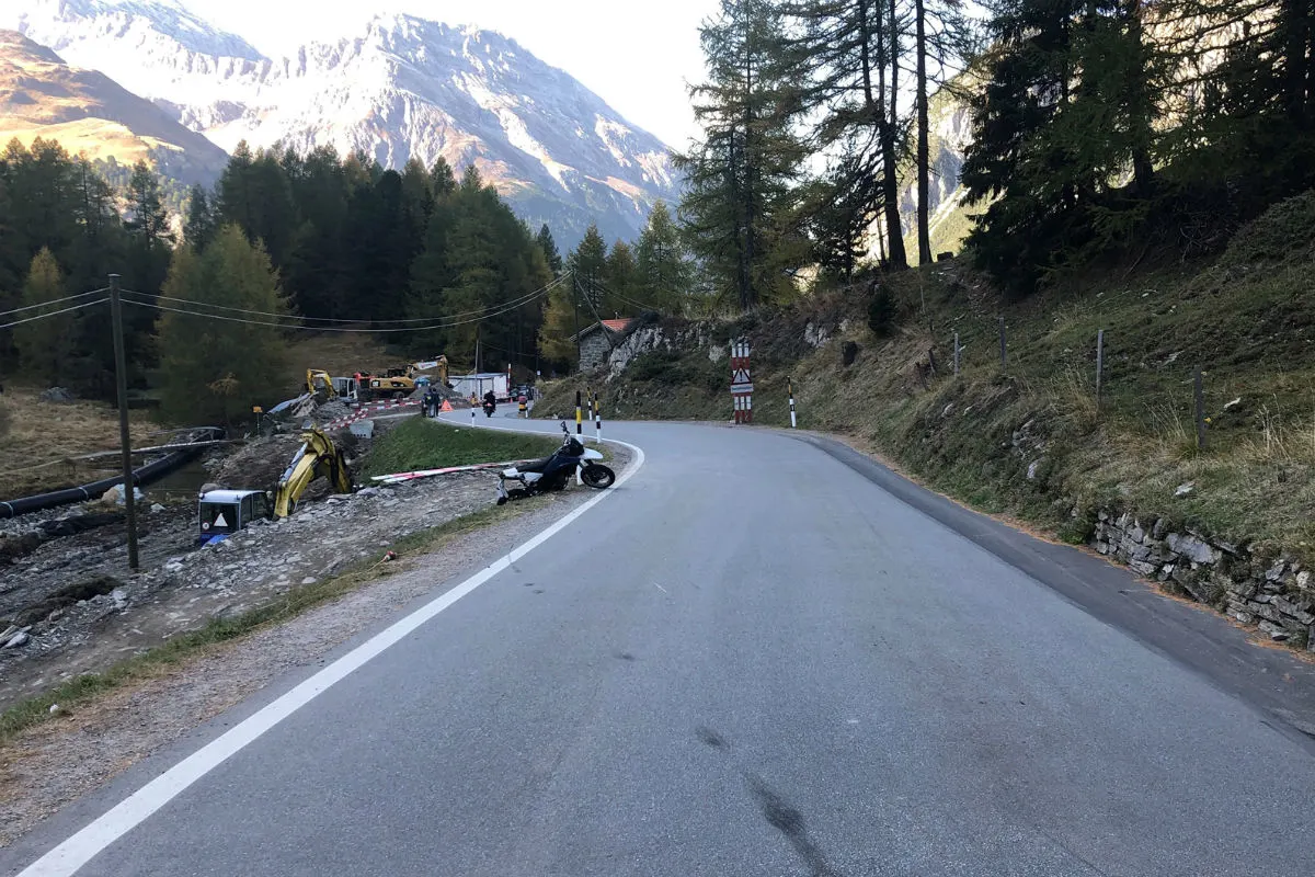 Unfall Preda GR - Motorrad kollidiert am Albula mit zwei Fussgängern