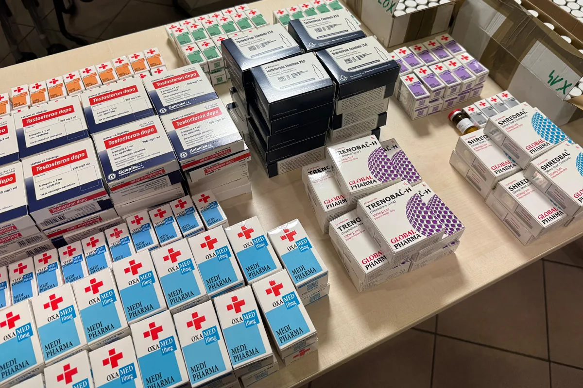Auf einem Tisch liegen verschiedene Medikamentenschachteln in geordneten Reihen. Die Packungen haben unterschiedliche Farben und Beschriftungen.