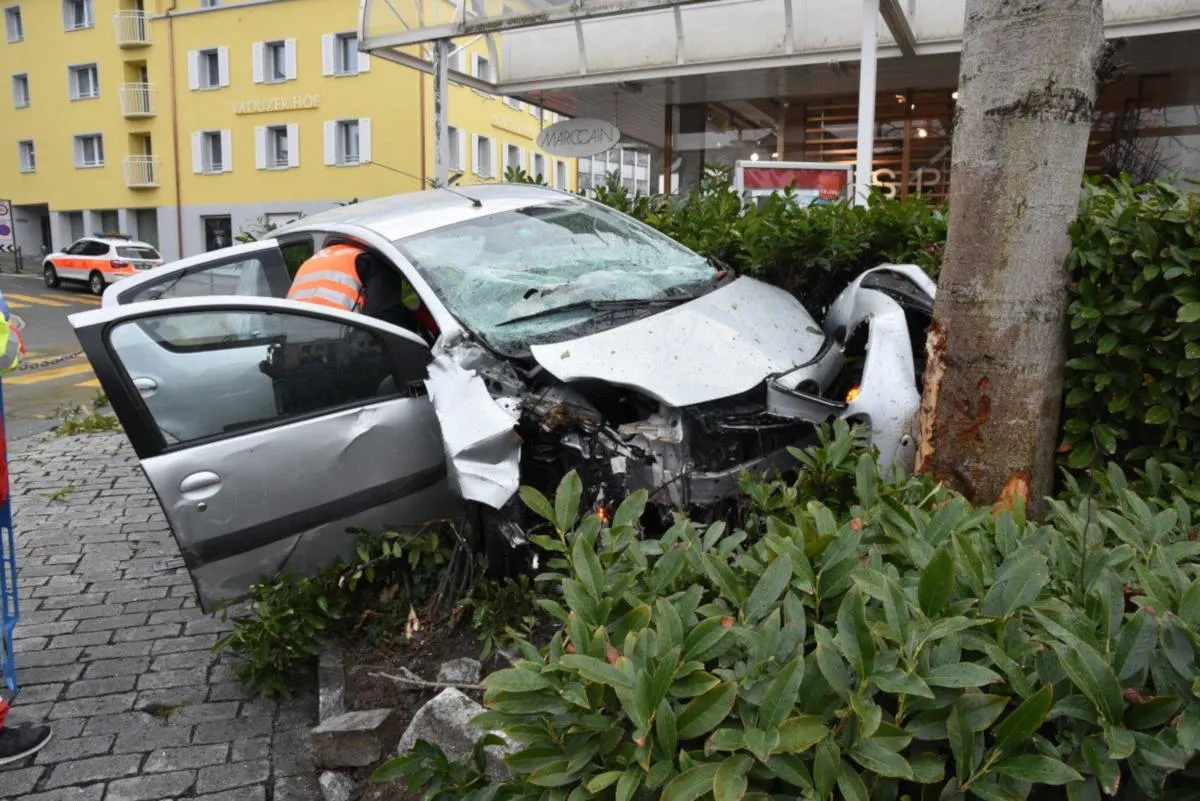 Vaduz FL - Spektakulärer Selbstunfall verursacht