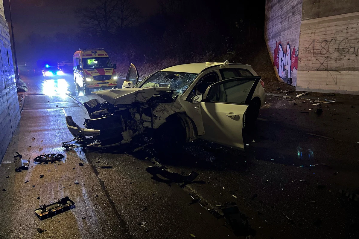 Buchs AG - Autofahrer kracht heftig gegen eine Betonwand - Schwer verletzt im Spital 