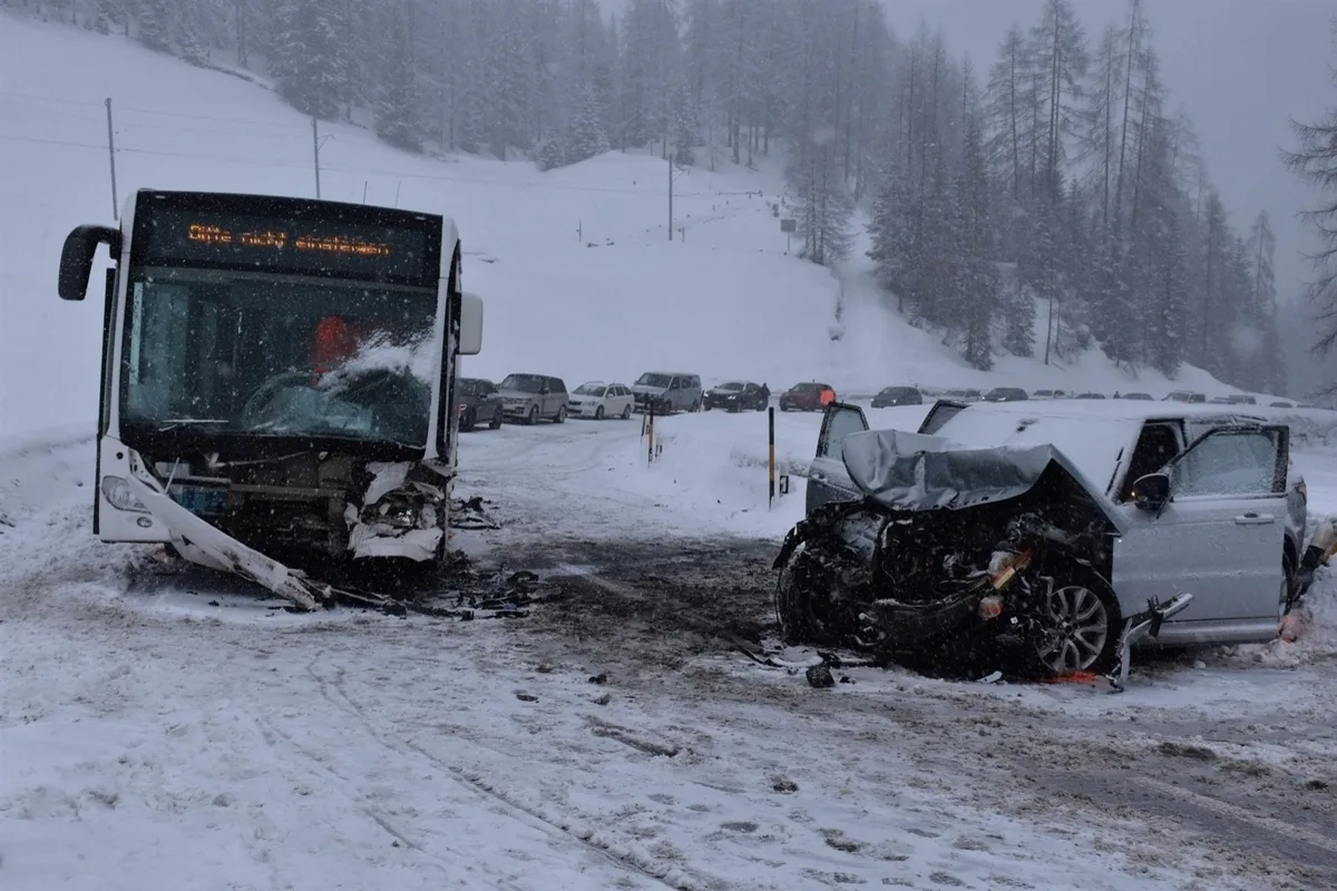 Davos-Wolfgang GR - Sechs Verletzte und eine gesperrte Strasse nach Unfall