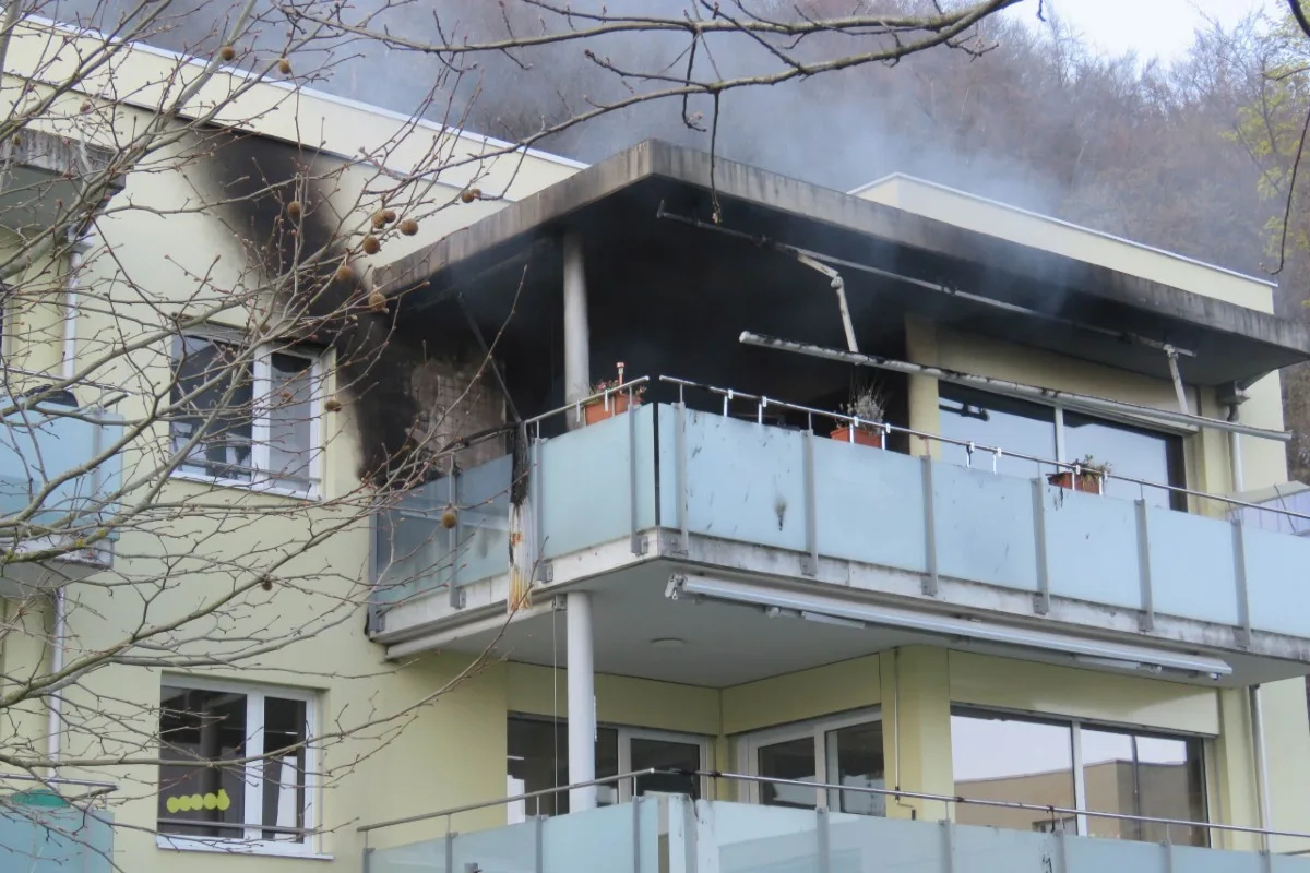 Brugg-Lauffohr AG - Brandausbruch auf Balkon wegen Gasgrill 