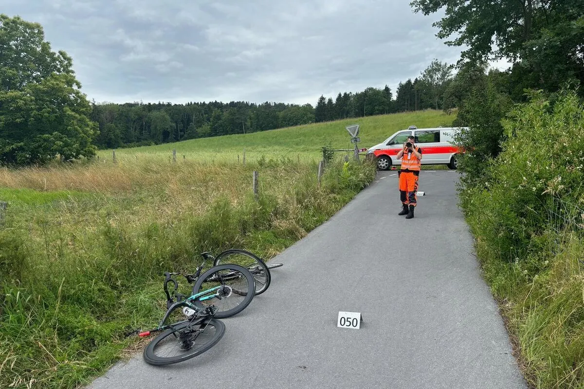 Maur ZH - Frontalkollision zwischen zwei Rennvelofahrern