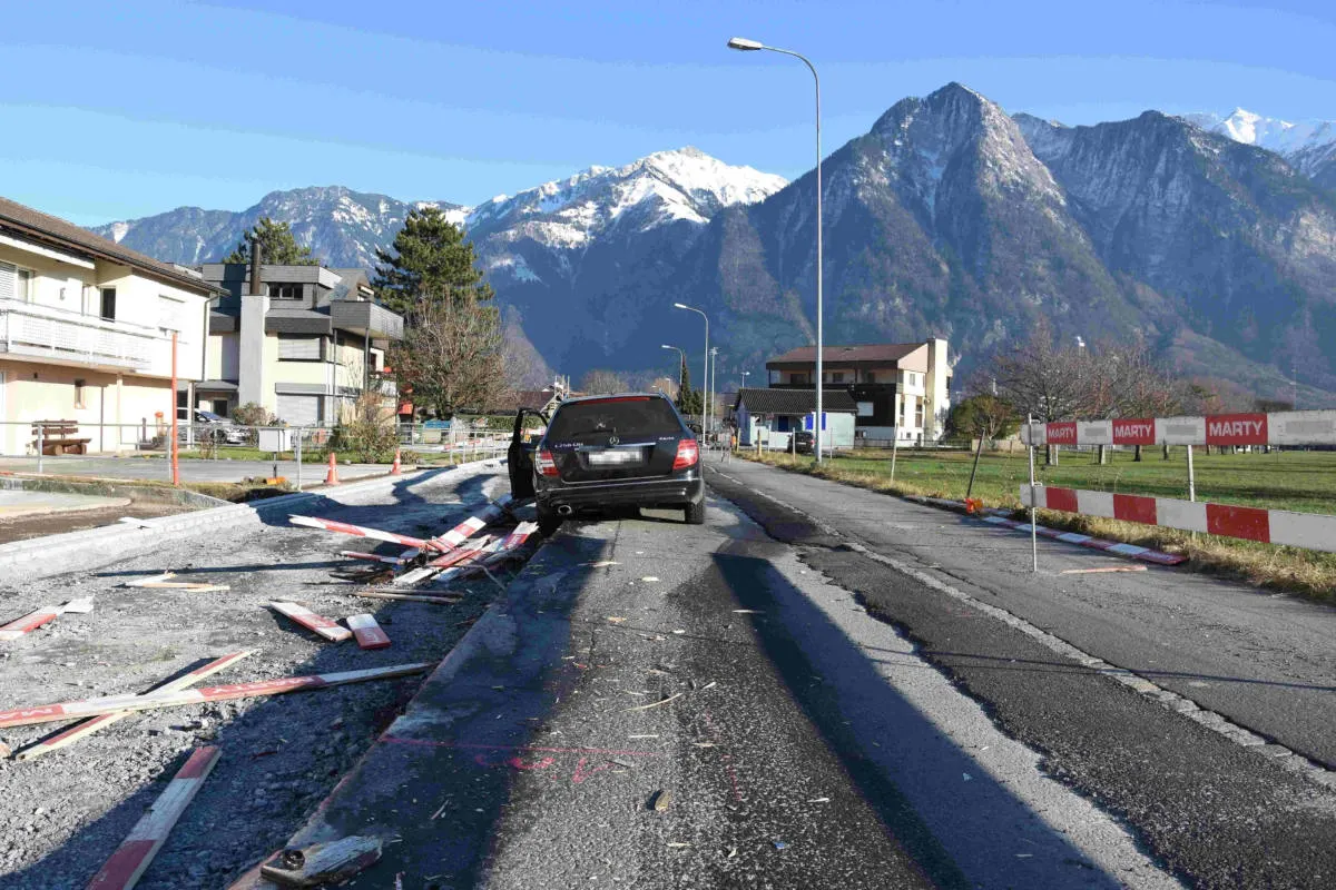 Azmoos SG - Fahrunfähig in Baustellenabschrankung geprallt