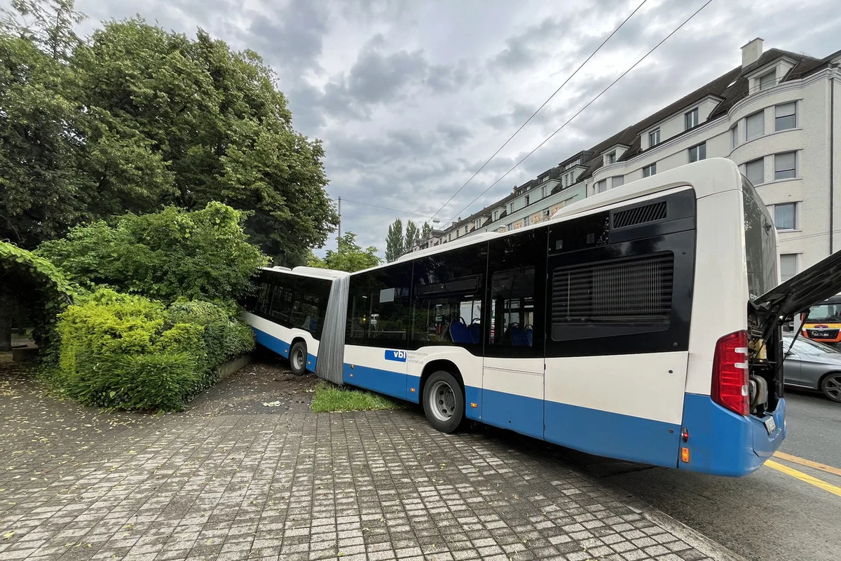 Stadt Luzern - Chauffeuse erleidet gesundheitliches Problem am Steuer 