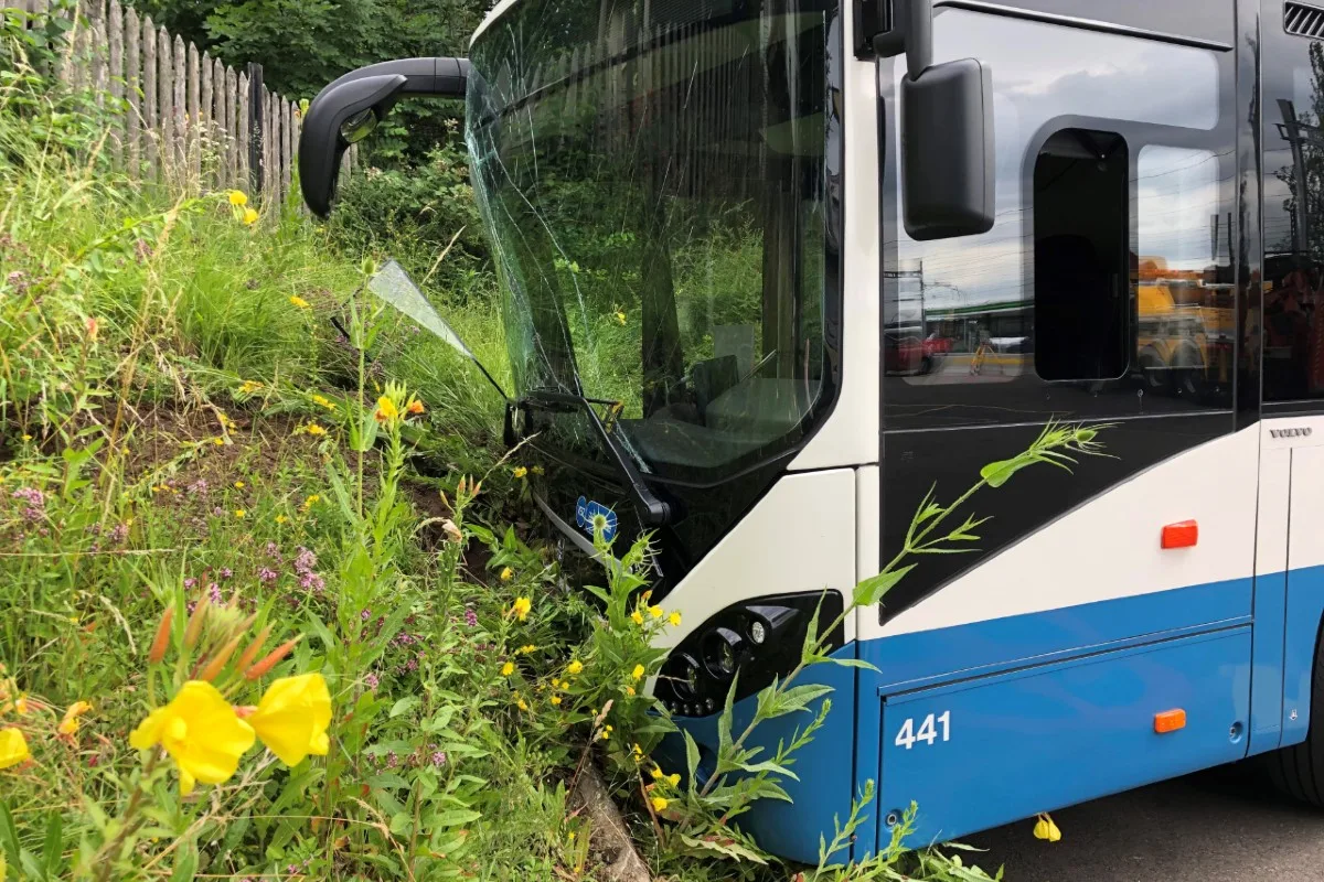 Wollishofen ZH - Gelenkbus verunfallt heute beim Wendemanöver