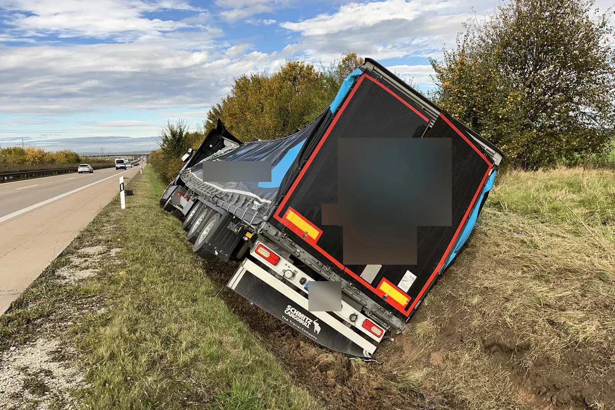 A71 Höhe Erfurter Kreuz - Sattelzug landet bei Unfall im Straßengraben
