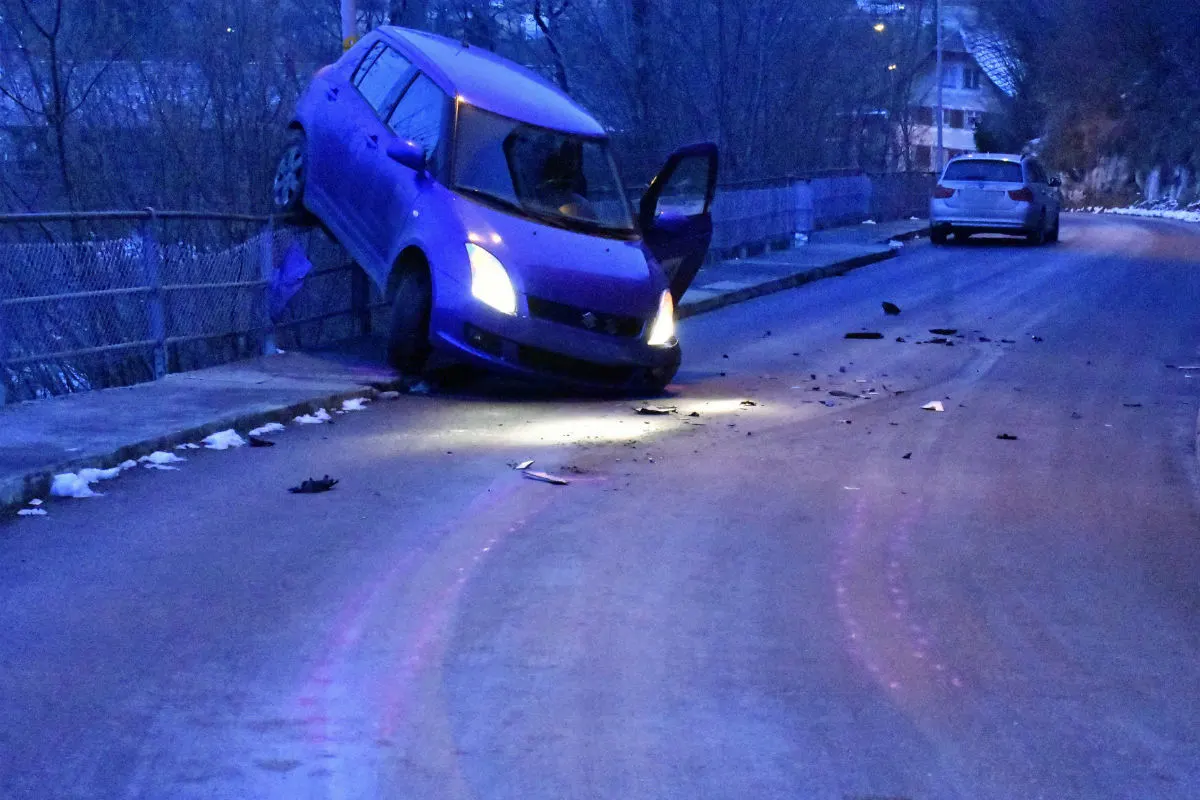 Werthenstein LU - Kollision endet mit einem Auto auf Geländer