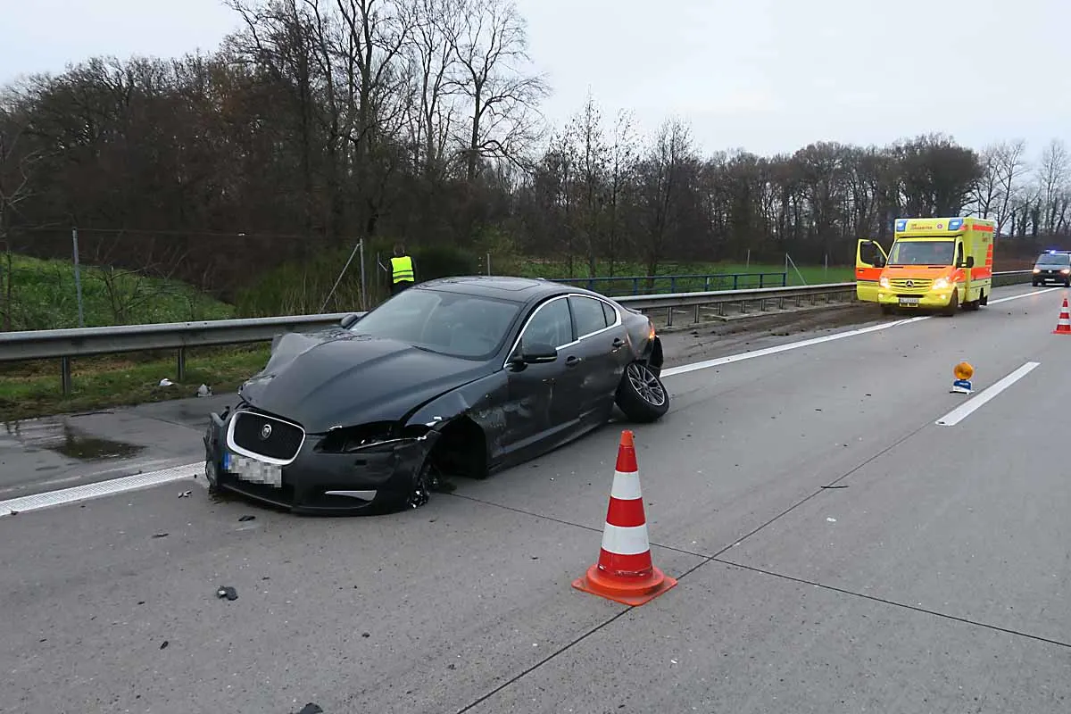 Heftiger Crash in Ahlhorn - Hoher Sachschaden bei Verkehrsunfall auf der Autobahn