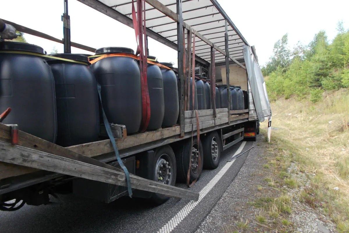B7 / A44 Hessisch Lichtenau – 72 Fässer mit Tierdärmen mangelhaft gesichert – Polizisten stoppen gefährliche Fahrt von Sattelzug