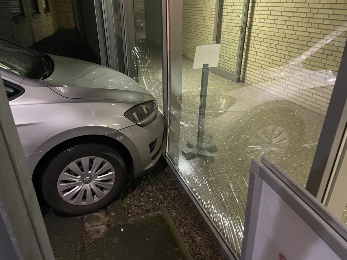 Wolfsburg – 90-Jähriger rammt geparkten Pkw, Blumenkübel und Fensterscheiben