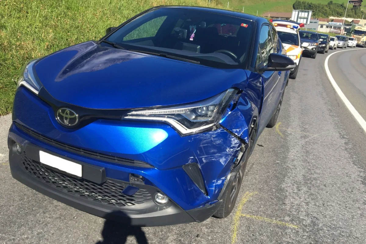 Auffahrkollision in Mitlödi GL - Sachschaden beim Unfall auf der Hauptstrasse in Richtung Schwanden