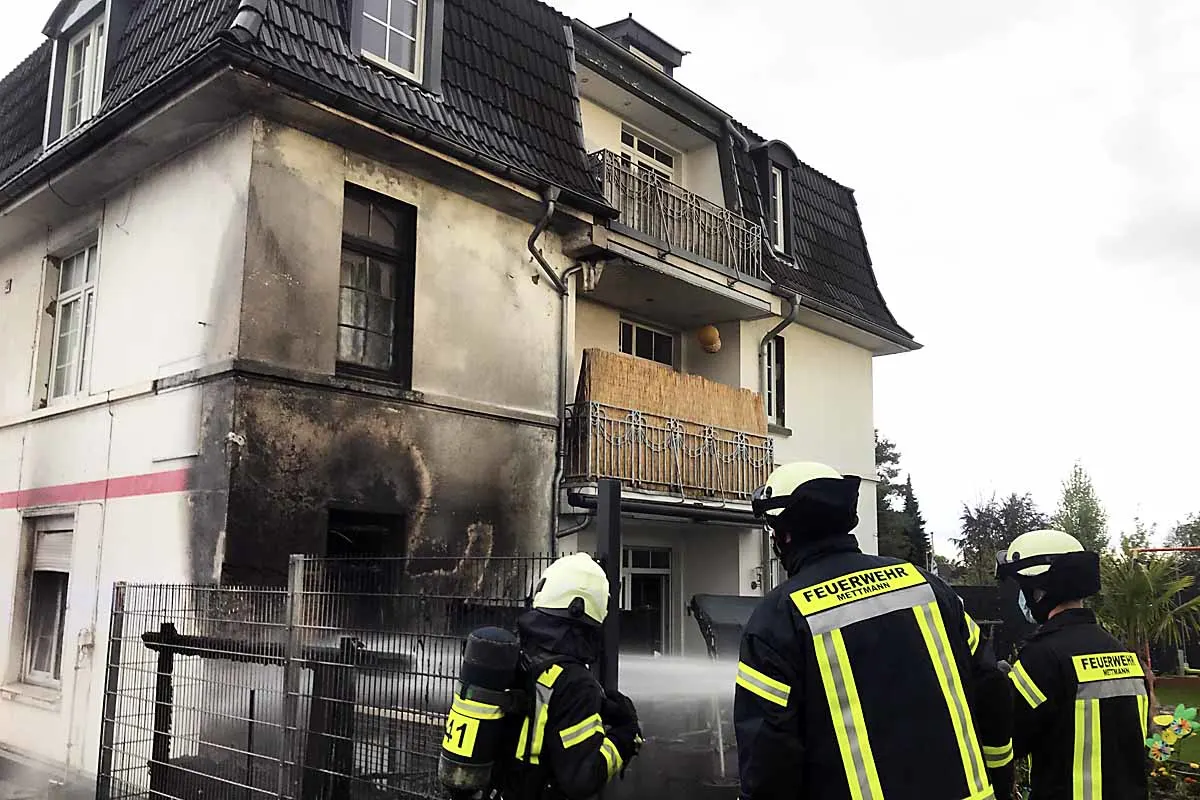 Mettmann - Brand eines hölzernen Anbaus ruft Feuerwehr auf den Plan