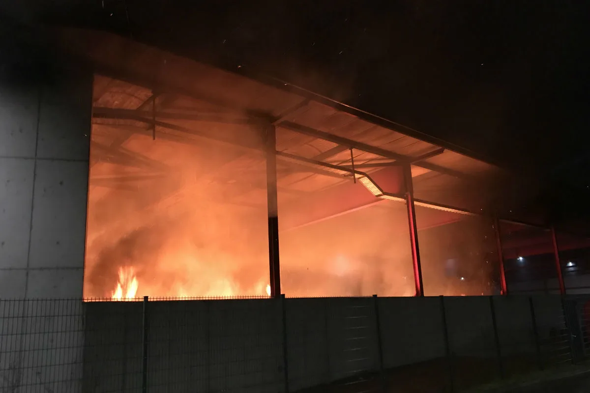 Wallisellen ZH -  Brand in Recyclinganlage löst Grossaufgebot aus - Strasse gesperrt