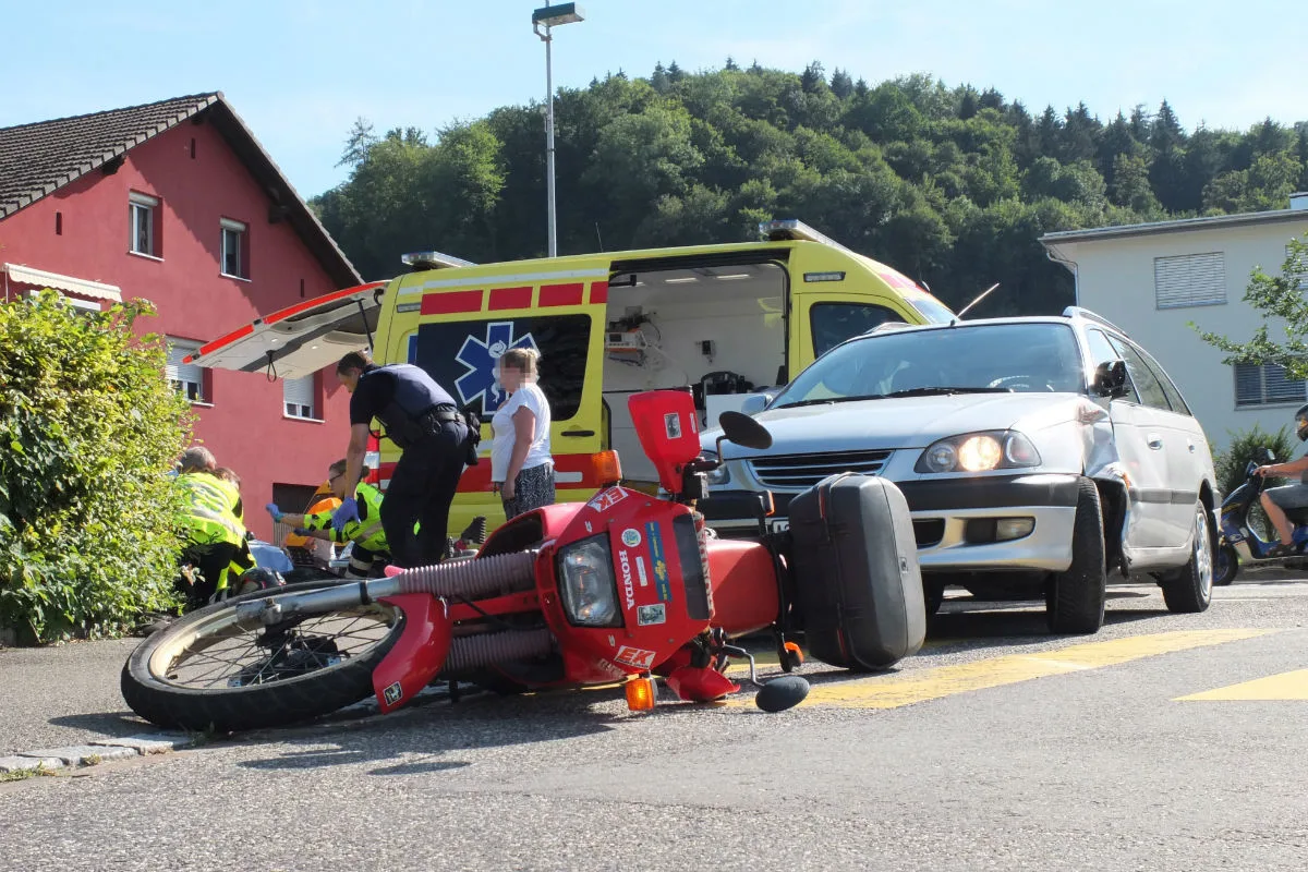 Schafisheim AG - Gegen abbiegendes Auto geprallt