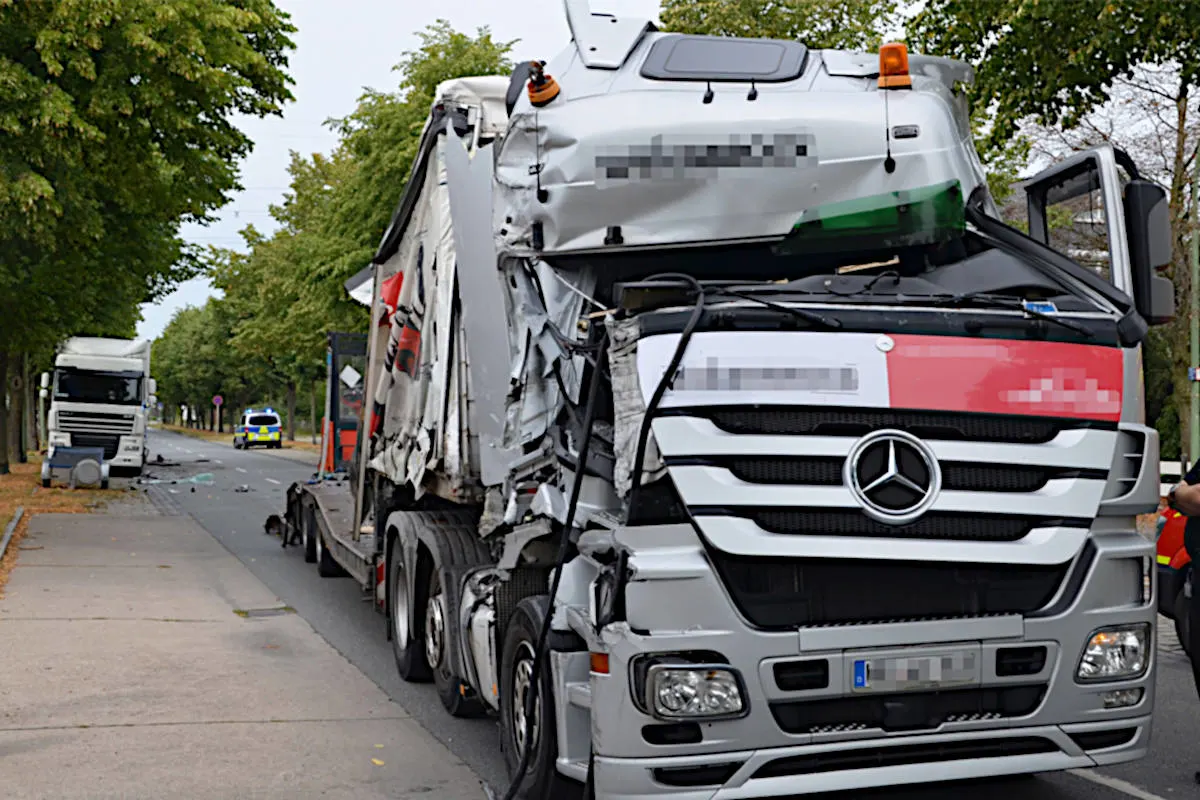Lkw rammt abgestellten Laster