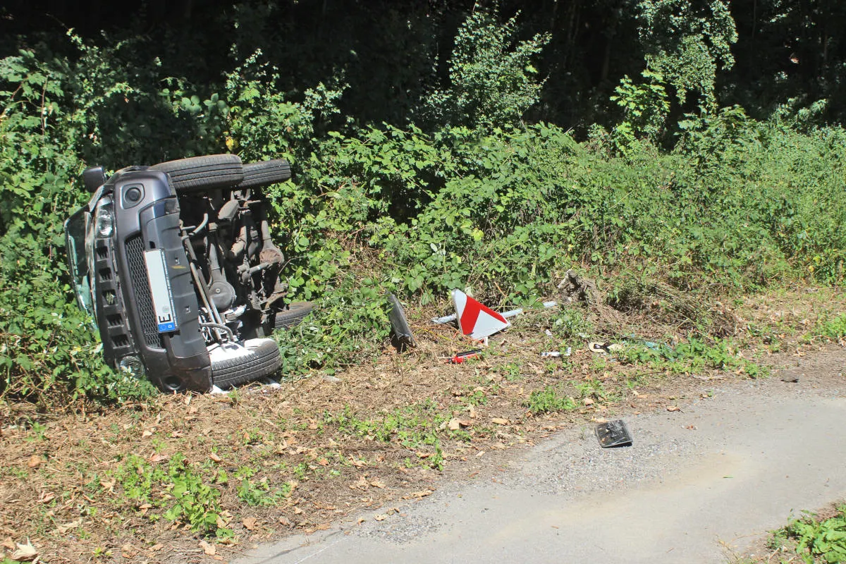 Velbert – Mit PKW aus scharfer Kurve getragen und umgekippt
